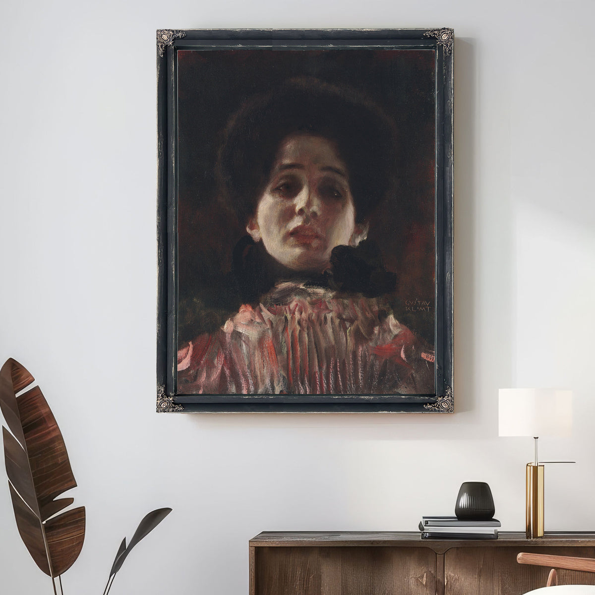 Dame En Face Mit Plisiertem Kleid By Gustav Klimt